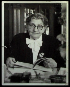 [Maria Grzegorzewska przy biurku w swoim gabinecie przy ul. Spiskiej]