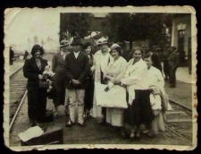 [Maria Grzegorzewska (piąta z lewej) ze studentami w drodze na praktyki, Nowy Targ, 1936 r.]