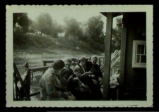 [Odpoczynek w Puławach podczas wycieczki statkiem do Puław i Kazimierza Dolnego, 1958 r. Od prawej: Maria Rederowa, Józefa Berggruen, Maria Grzegorzewska, Urszulka Doroszewska]