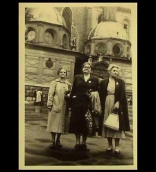 [Podczas wycieczki na Wawel 20 sierpnia 1949 r. Od lewej: Józefa Berggruen, Maria Grzegorzewska, Zofia Małynicz]