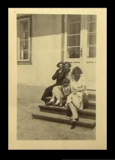 [Maria Grzegorzewska (pierwsza z lewej), 1936 r.]